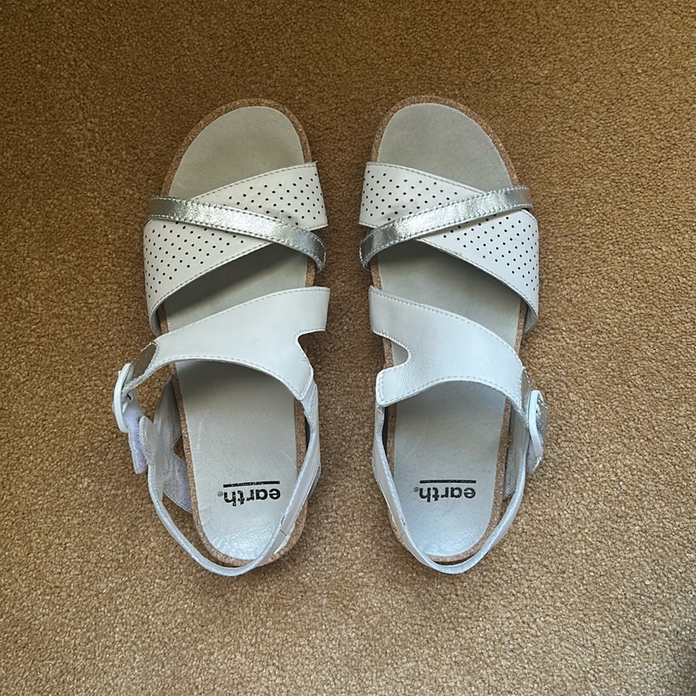 Earth white sandals w silver trim- Size 7.5